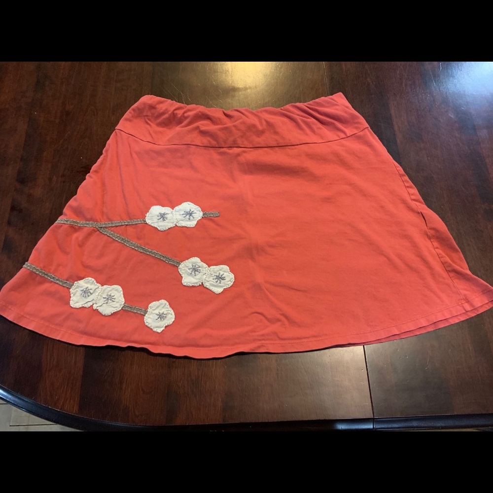 GUC organic cotton mini skirt w/ embroidered 🌸!